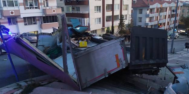 Ankara'da faciaya kıl payı! 10 araca çarparak durabildi