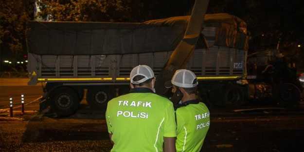 Ankara'da feci kaza! Kamyon direğe çarptı
