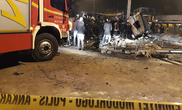 Ankara'da freni boşalan alçı yüklü TIR devrildi: 1 kişi öldü