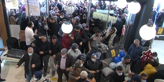Ankara'da indirimli iPhone izdihamı! Birbirlerini ezdiler