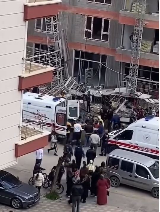 Ankara’da inşaat iskelesi çöktü; 3 işçi yaralı