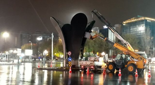 Ankara’da ışıklı lale heykeli de kaldırıldı