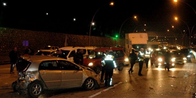 Ankara'da kamyon 13 aracı biçti