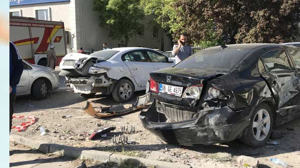 Ankara'da kamyon 14 araca çarparak durabildi