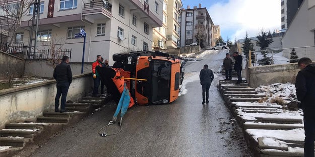 Ankara'da kar temizleme ve tuzlama aracı devrildi: 1 yaralı