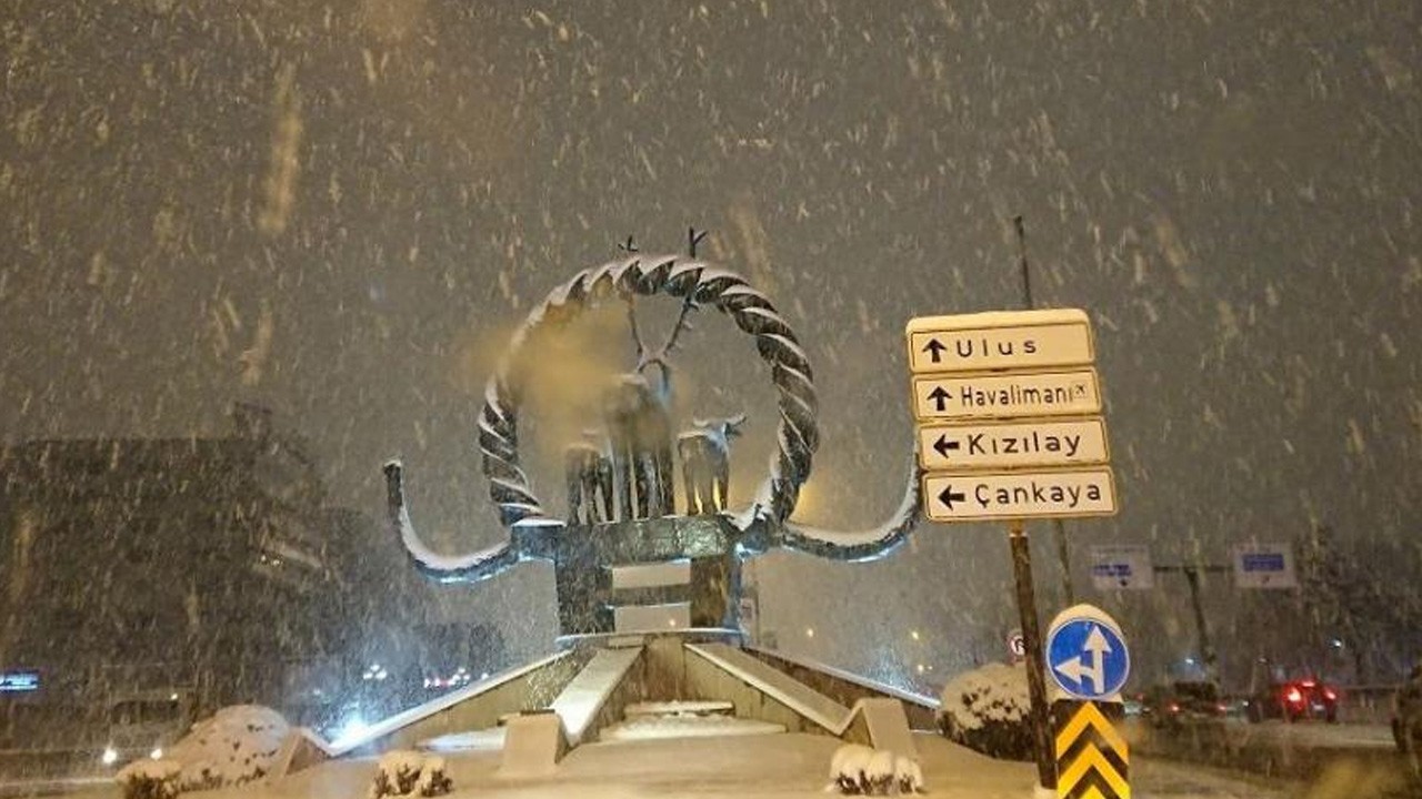 Ankara'da kar yağışı etkili oluyor