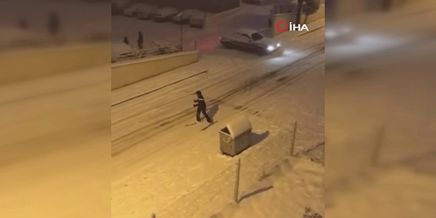 Ankara’da karla kaplı sokakta kayak keyfi kamerada