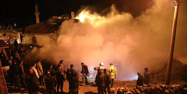 Ankara'da kırsal mahallede iki ev ile bir samanlık yandı