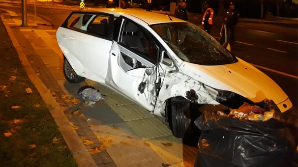 Ankara'da kontrolden çıkan otomobil kaldırıma çarparak havalandı