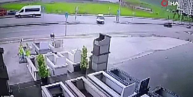 Ankara’da kontrolden çıkan otomobil park halindeki araca böyle çarptı