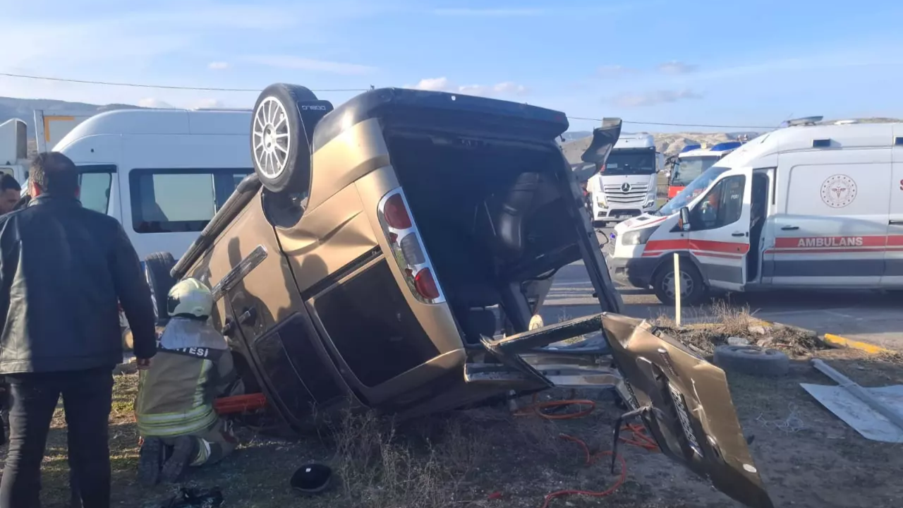 Ankara'da korkutan kaza! Öğrenci servisi ile hafif ticari araç çarpıştı