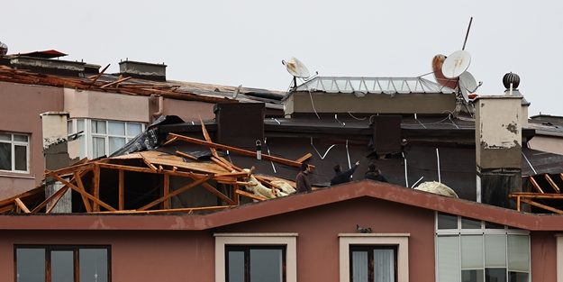 Ankara'da kuvvetli rüzgar! İki binanın çatısı uçtu