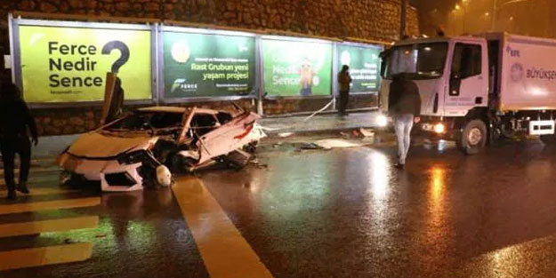 Ankara'da lüks otomobil kar küreme aracına çarpınca hurdaya döndü