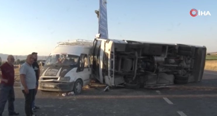 Ankara'da minibüs ile servis aracı çarpıştı: 1 ölü 16 yaralı