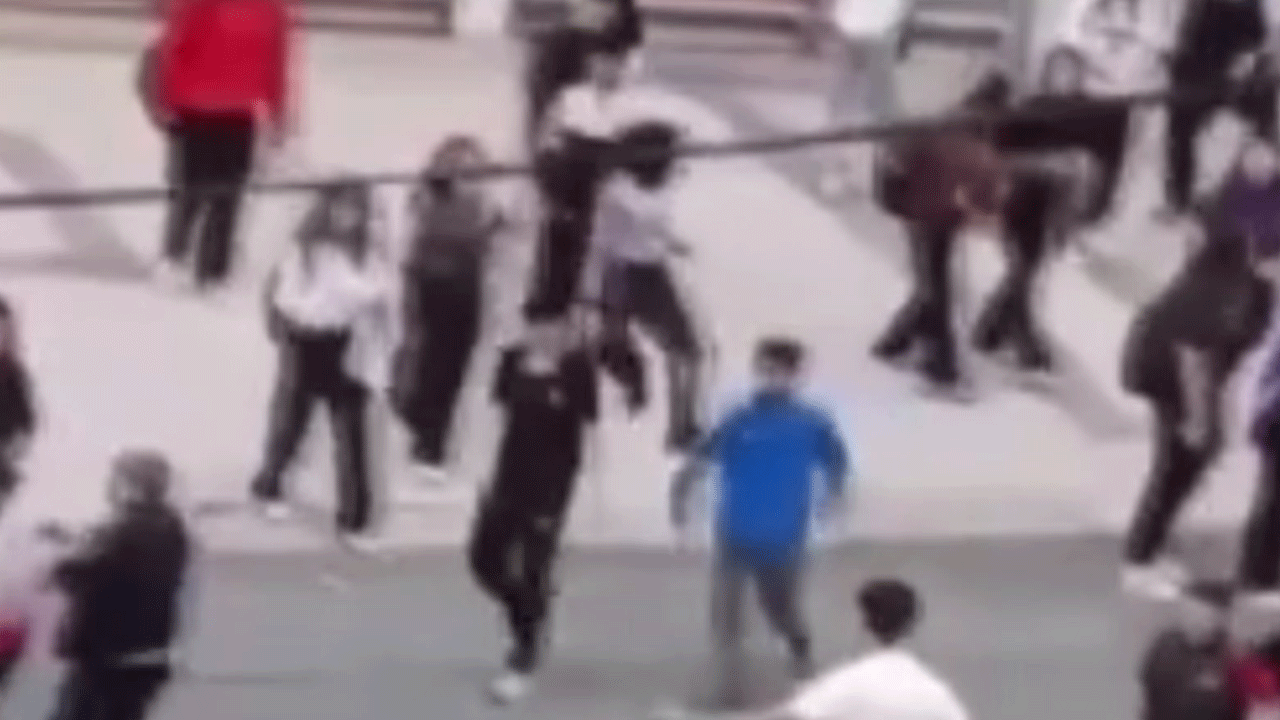 Ankara'da öğrencilerin yumruk yumruğa kavgası böyle görüntülendi!