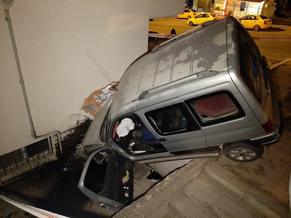 Ankara’da otomobil apartman duvarını deldi 