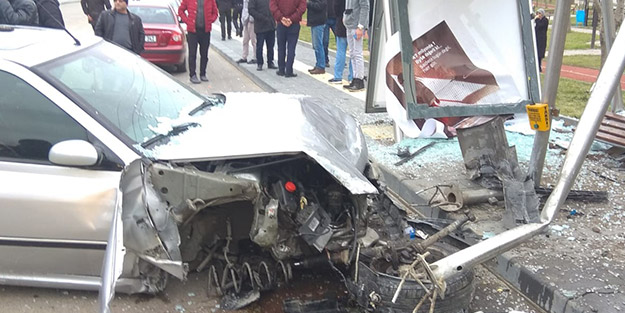 Ankara'da otomobil durağa daldı! Yaralılar var