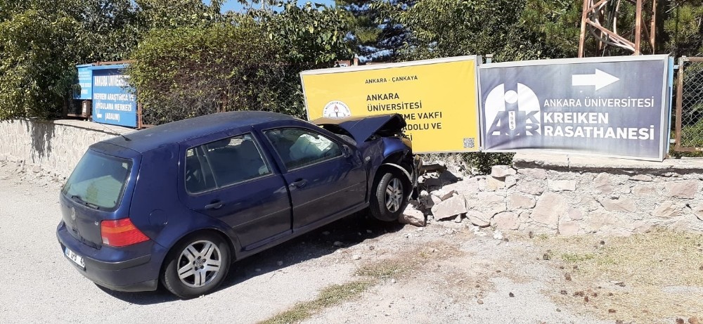 Ankara’da otomobil duvara çarptı: 4 öğretmen yaralı 