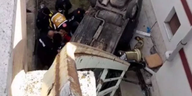 Ankara'da otomobil istinat duvarından düştü