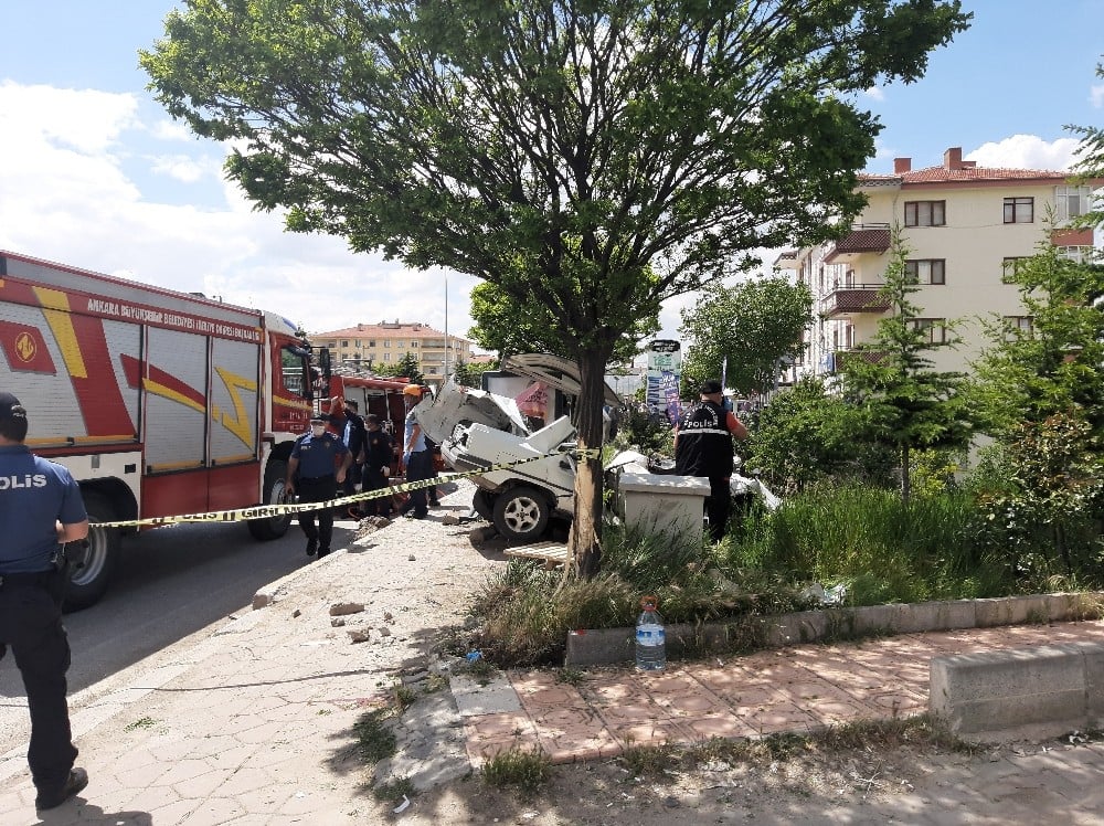 Ankara’da otomobil otobüs durağına daldı: 1 ölü, 1 yaralı 