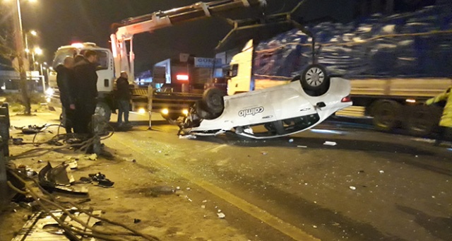 Ankara'da otomobil refüje çarpıp takla attı: 3 kişi yaralı