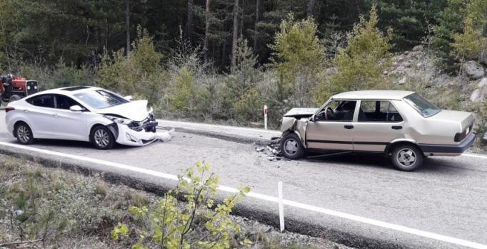 Ankara'da otomobiller çarpıştı: 6 kişi yaralı