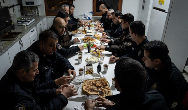 Ankara'da polisler ilk sahurunu mesai başında yaptı