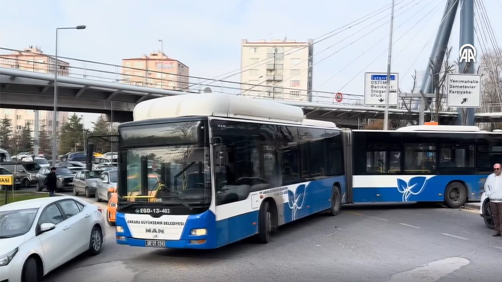 Ankara'da refüjde asılı kalan belediye otobüsü trafiği aksattı Mansur’dan "Askıda otobüs" hizmeti