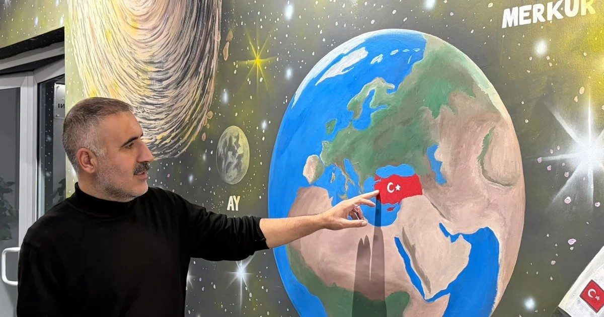 Ankara'da ressam Özgür Diler 35 yılda 100'den fazla kamu binasının duvarlarına resim çizdi