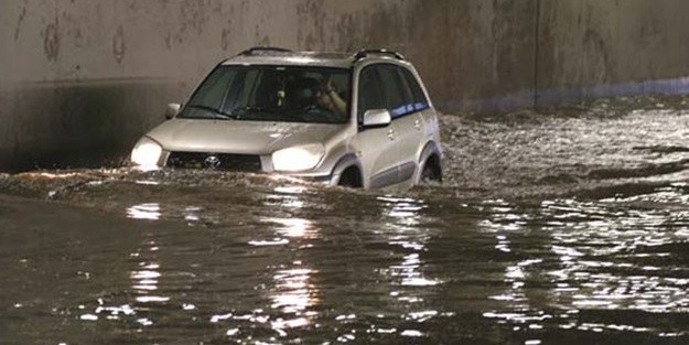 Ankara'da sağanak hayatı felç etti