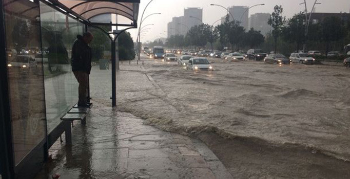 Ankara'da sağanak hayatı felç etti