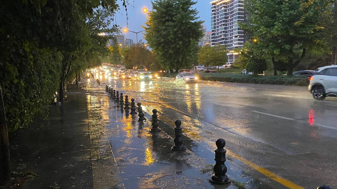 Ankara&rsquo;da sağanak hayatı fel&ccedil; etti!