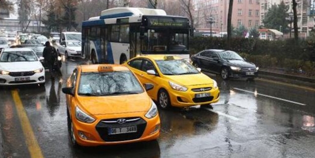 Ankara'da sağanak yağış: Sürücüler zor anlar yaşadı