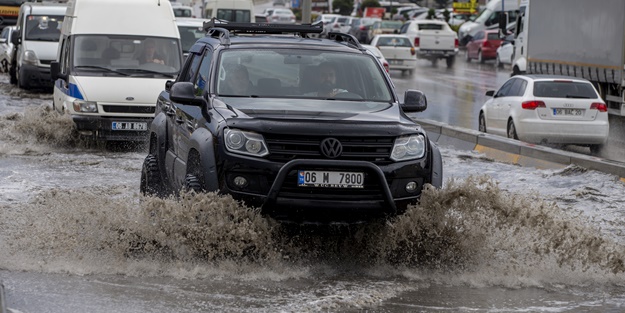 Ankara'da sağanak! Zor anlar yaşandı