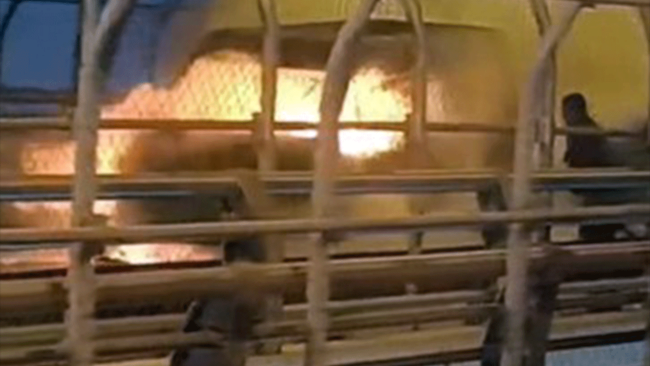 Ankara'da seyir halindeki araç bir anda alev topuna döndü!