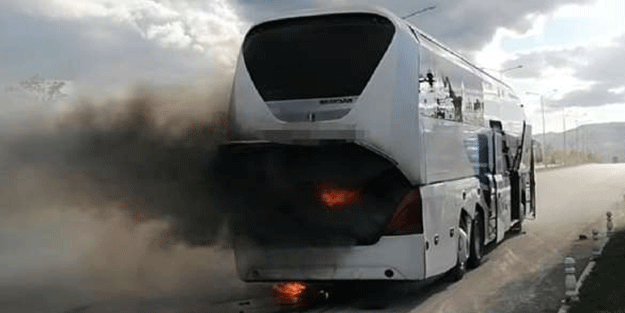 Seyir halindeki yolcu otobüsünde çıkan yangın söndürüldü