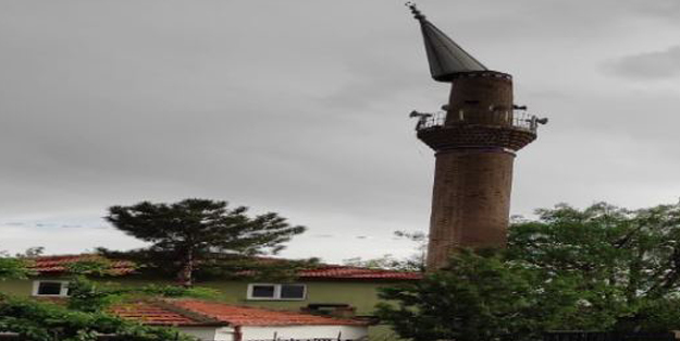 Fırtına minarenin kubbesini devirdi