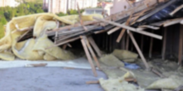 Ankara'da şiddetli rüzgar çatıyı uçurdu