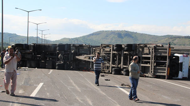 Başkent'te sıfır araç taşıyan TIR devrildi!