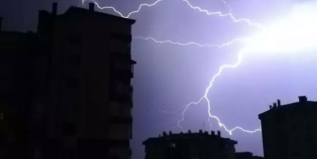 Ankara’da şimşekler geceyi aydınlattı