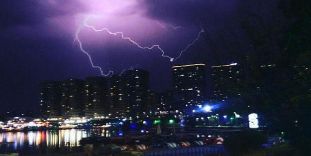 Ankara'da şimşekler gökyüzünü aydınlattı