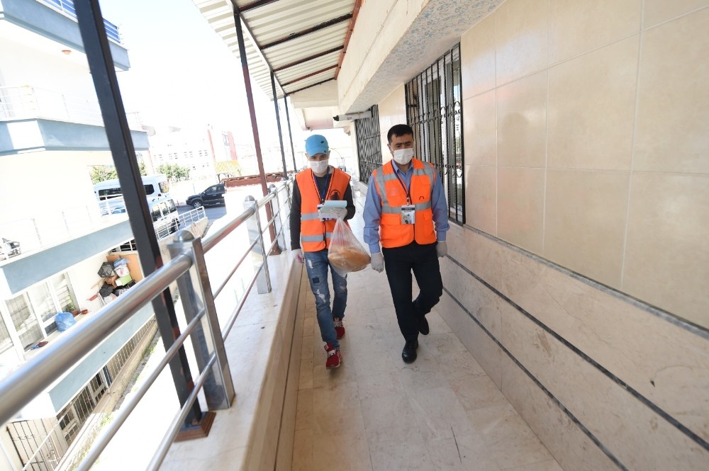Ankara’da sokağa çıkma yasağında ekmek dağıtımı 
