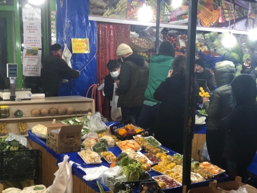 Ankara’da sokağa çıkma yasağını duyan vatandaşlar marketlere akın etti 