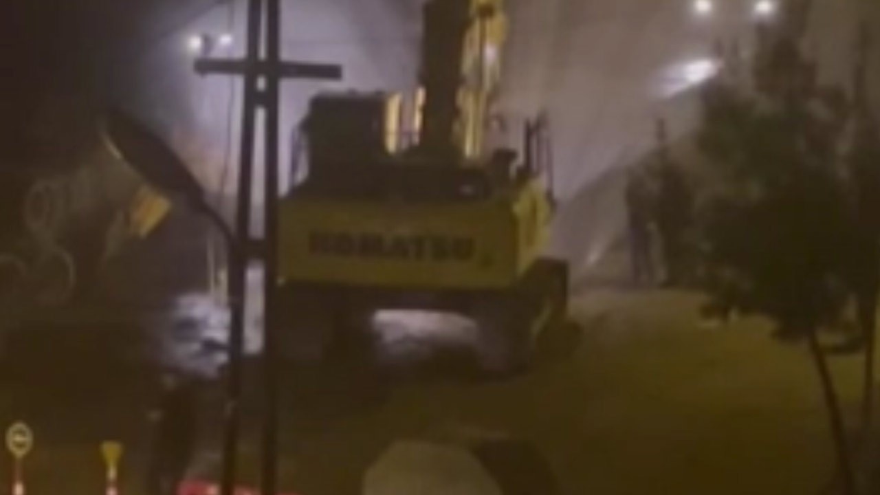 Ankara'da su borusu patladı, cadde göle döndü