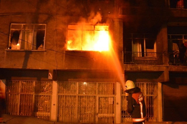 Ankara'da Suriyelilerin olduğu binayı yaktılar