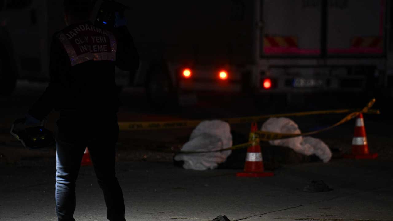 Ankara'da takla atan otomobilin çarptığı tır sürücüsü hayatını kaybetti