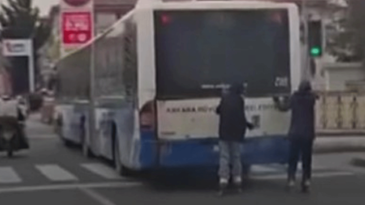 Ankara'da tehlikeli yolculuk: Canlarını hiçe saydılar!