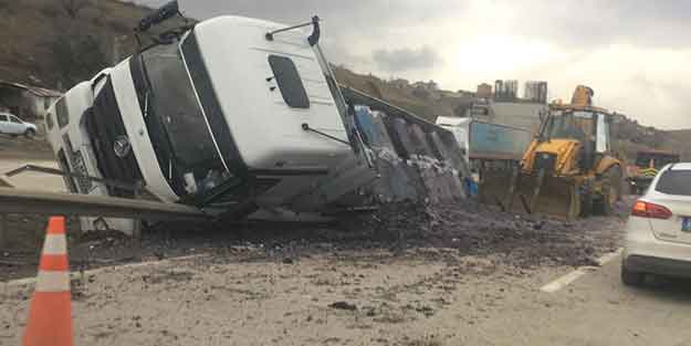 Ankara'da TIR devrildi! 5 kilometrelik trafik oluştu