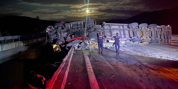 Ankara’da tır devrildi! Yol çift yönlü trafiğe kapatıldı