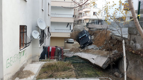 Ankara'da toprak kayması: 2 araç göçük altında kaldı